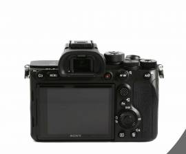 Mirrorless Sony Alpha a7R IV-corpo