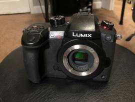 Panasonic LUMIX GH5s Mirrorless + 6 batteries