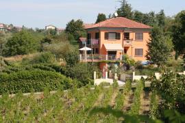 Villa bifamiliare con giardino e piscina prima collina Oltrepo Pavese