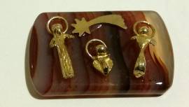 Presepe in fetta di agata corniola naturale ambrata, varie forme, con personaggi in metallo dorato a