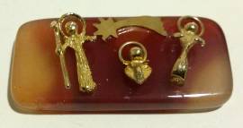 Presepe in fetta di agata corniola striata con personaggi in metallo dorato 