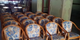 PRIVATO VENDE SEDIE TAVOLINI TONDI E RETTANGOLARI PICCOLI DA BAR,RISTORANTE, SALA CONGRESSI