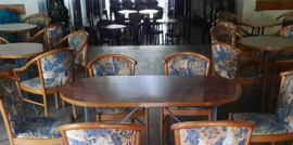 PRIVATO VENDE SEDIE TAVOLINI TONDI E RETTANGOLARI PICCOLI DA BAR,RISTORANTE, SALA CONGRESSI