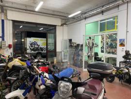 Cedesi officina moto attrezzatissima