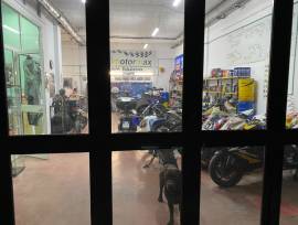 Cedesi officina moto attrezzatissima