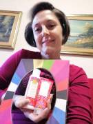 Estetista-podologa in armocromia con le essenze e colori delle stagioni