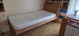 Letto in legno singolo con rete e materasso