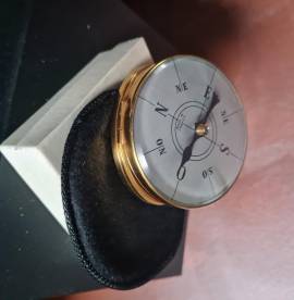 Raro Portacipria vintage MIREF Paris da collezione in metallo dorato con bussola sul coperchio.