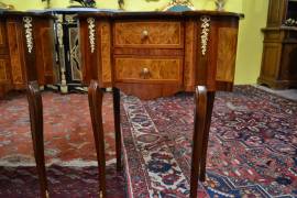 Coppia di comodini a fagiolo stile Luigi XV Coppia di comodini a fagiolo stile Luigi XV