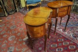 Coppia di comodini a fagiolo stile Luigi XV Coppia di comodini a fagiolo stile Luigi XV