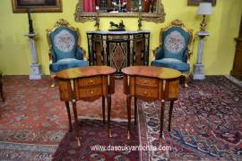 Coppia di comodini a fagiolo stile Luigi XV Coppia di comodini a fagiolo stile Luigi XV