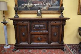 Credenza a tre sportelli stile Neorinascimento XX sec.