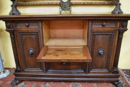 Credenza a tre sportelli stile Neorinascimento XX sec. Credenza a tre sportelli stile Neorinascimento XX sec.