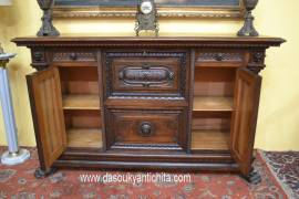 Credenza a tre sportelli stile Neorinascimento XX sec. Credenza a tre sportelli stile Neorinascimento XX sec.