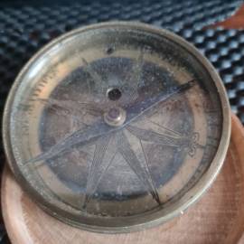 Antica bussola  da  topografo in ottone  con custodia in  legno di bosso tornito  iscrizioni dei pol