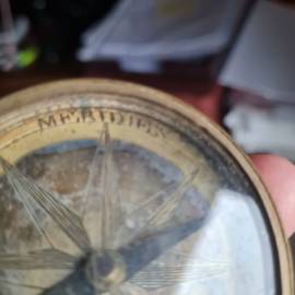 Antica bussola  da  topografo in ottone  con custodia in  legno di bosso tornito  iscrizioni dei pol