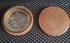 Antica bussola  da  topografo in ottone  con custodia in  legno di bosso tornito  iscrizioni dei pol