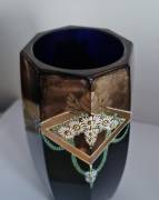 Vaso in vetro blu cobalto con inserti floreali in oro, dipinto a mano attribuibile a Josef Riedel, s