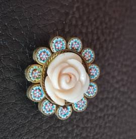 Spilla antica   tema floreale  primi '900   micromosaico  , inserto centrale rosa realizzato in cora