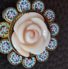 Spilla antica   tema floreale  primi '900   micromosaico  , inserto centrale rosa realizzato in cora