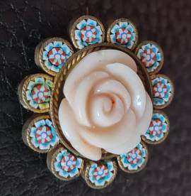 Spilla antica   tema floreale  primi '900   micromosaico  , inserto centrale rosa realizzato in cora