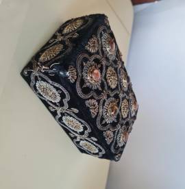 Antico   portagioie  anglo-indiano in  velluto cinigliato  nero con ricami in filo dorato e perle di