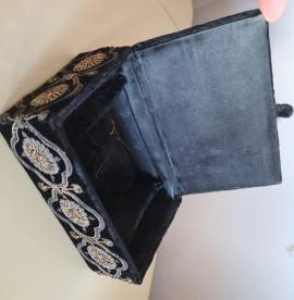 Antico   portagioie  anglo-indiano in  velluto cinigliato  nero con ricami in filo dorato e perle di