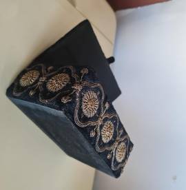 Antico   portagioie  anglo-indiano in  velluto cinigliato  nero con ricami in filo dorato e perle di