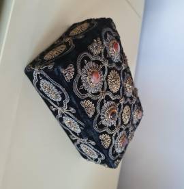 Antico   portagioie  anglo-indiano in  velluto cinigliato  nero con ricami in filo dorato e perle di