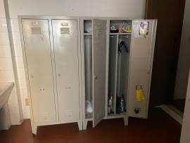 LOTTO 5 - Carrelli, espositori e varie LOTTO 5 - Carrelli, espositori e varie