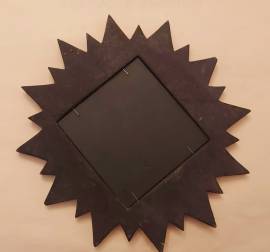 Decorazione etnica da parete dipinta mano a forma di sole con raggi e piccolo specchio rotondo