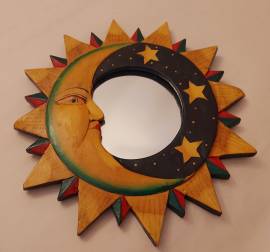 Decorazione etnica da parete dipinta mano a forma di sole con raggi e piccolo specchio rotondo