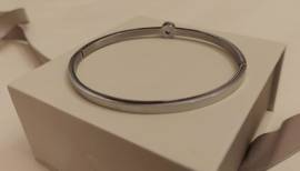 Bracciale donna rigido chiusura a scatto con piccoli zirconi inseriti e pietra centrale nuovo