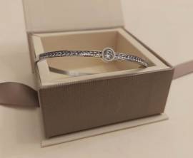 Bracciale donna rigido chiusura a scatto con piccoli zirconi inseriti e pietra centrale nuovo