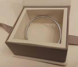 Bracciale donna rigido chiusura a scatto con piccoli zirconi inseriti e pietra centrale nuovo