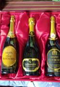   elegante scatola 3 bottiglie Franciacorta anni '80, spumante brut, grappa Pinot, brandy 14 anni. 