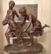 Scultura in bronzo di medie dimensioni con due personaggi