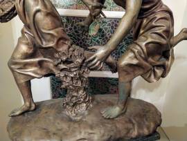 Scultura in bronzo di medie dimensioni con due personaggi