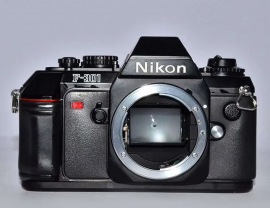 Corpo macchina fotografica 35mm. reflex Nikon F301 (manca una rotellina)