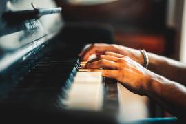 LEZIONE DI PIANOFORTE E COMPOSIZIONE CREATIVA