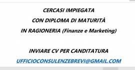 Ragazza giovane con maturità finita recentemente 