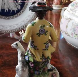 Statuina damino in porcellana di Capodimonte del XX secolo