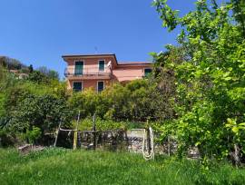 Villa volendo bifamigliare a Noli vista mare   