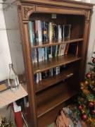 Libreria in legno decorata