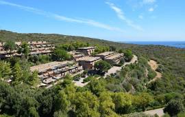 Cugnana verde recidence con piscina