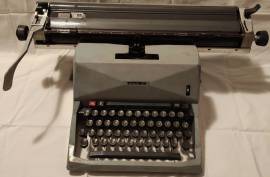 macchina da scrivere olivetti 82.