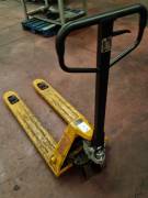 N. 6 transpallet e attrezzature per sollevamento