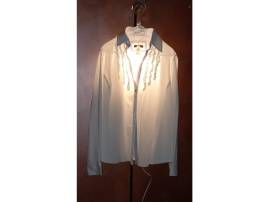 Cloth Hanger Lamp . Lampada da parete usata è realizzata in acrilico bianco trasparente è un oggetto