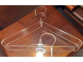 Cloth Hanger Lamp . Lampada da parete usata è realizzata in acrilico bianco trasparente è un oggetto