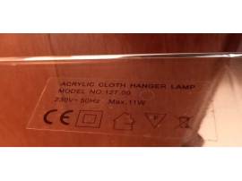 Cloth Hanger Lamp . Lampada da parete usata è realizzata in acrilico bianco trasparente è un oggetto